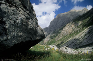 boulder in valle del rio arno gran sasso d italia abruzzo apennines italy