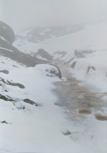 Kinder scout plateau in winter fog