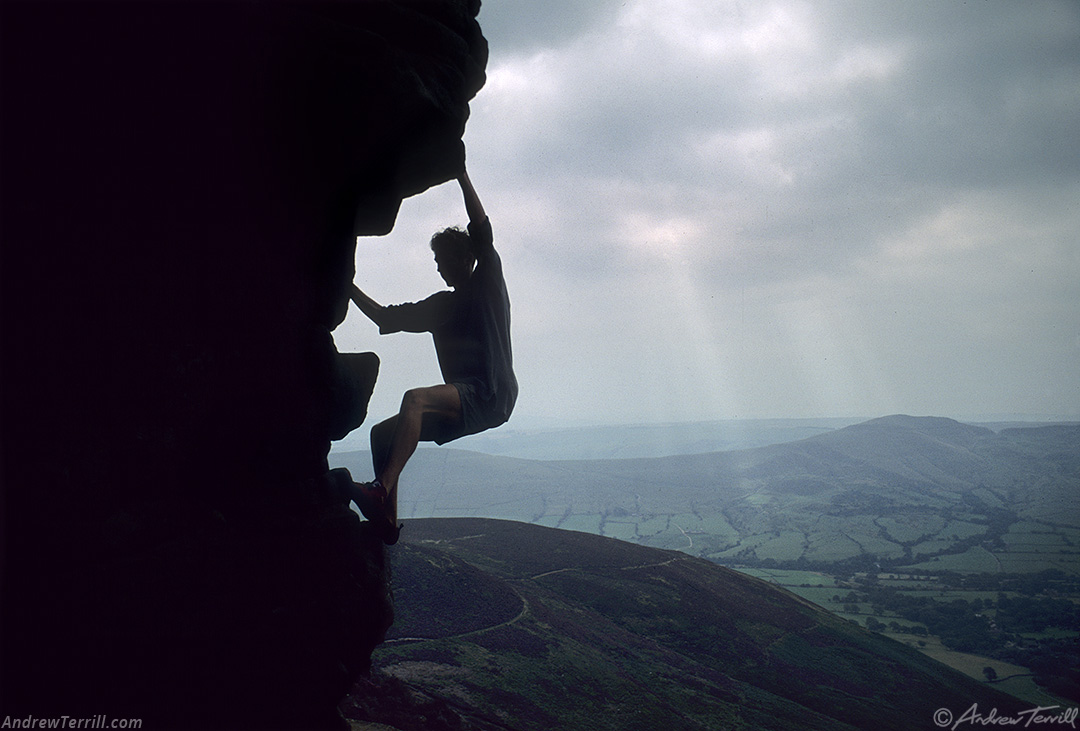 Kinder Scout climbing bouldering on Ringing Roger