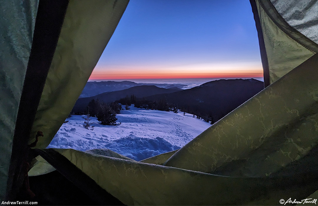 A predawn sunrise color above the clouds - 21 april 2024